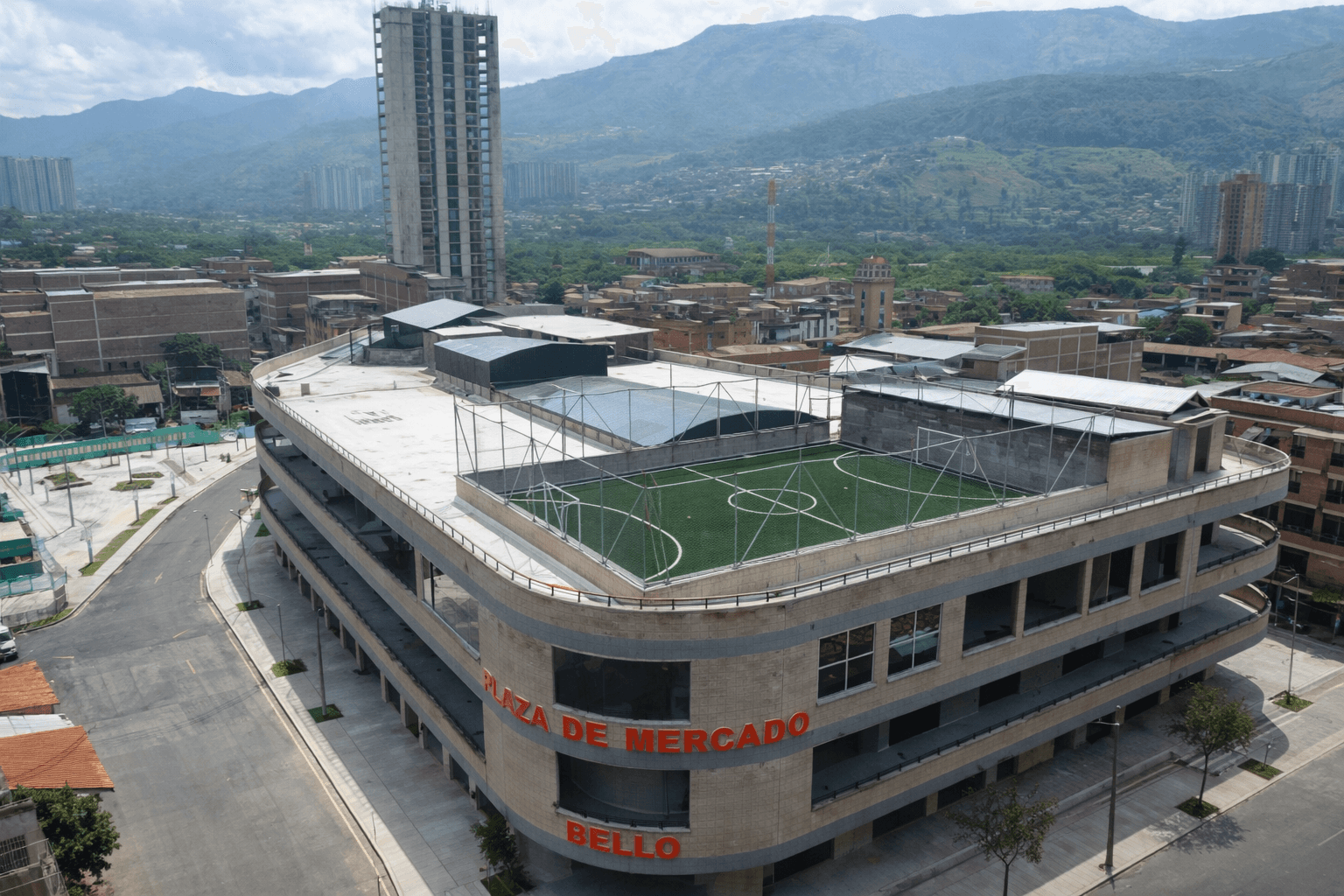 PLAZA DE MERCADO DE BELLO-PANORAMICA AREA